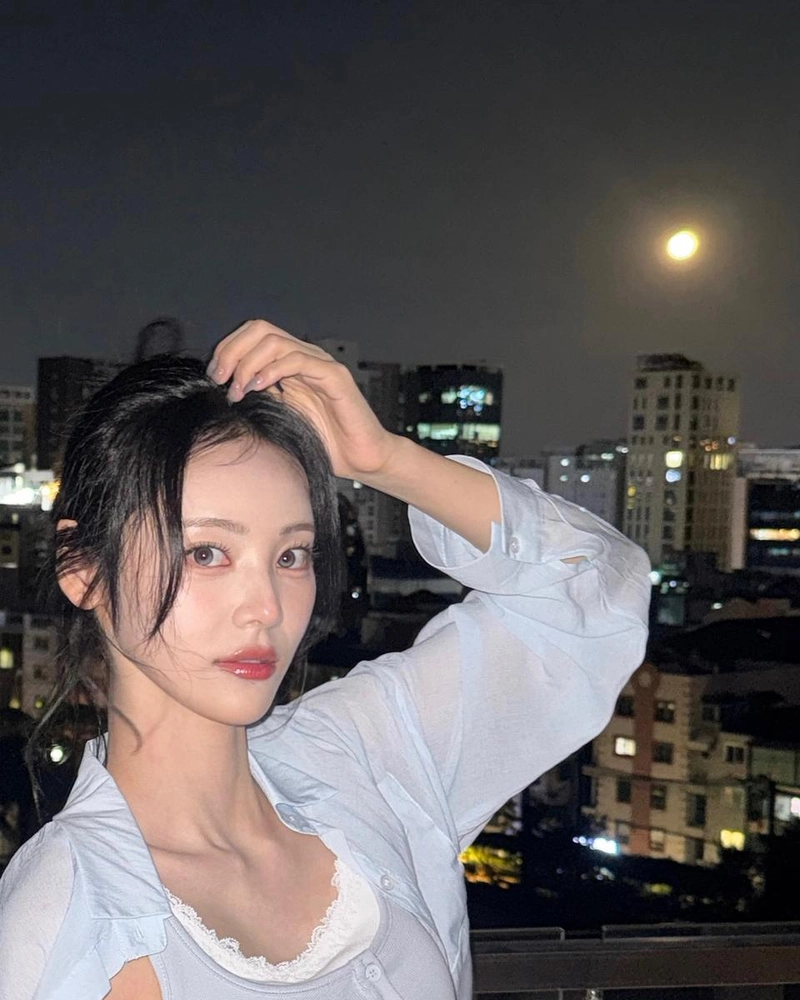 “까만 밤을 안은 투명함”…진솔, 달빛 아래→섬세한 존재감 / 걸그룹 아르테미스 진솔 인스타그램