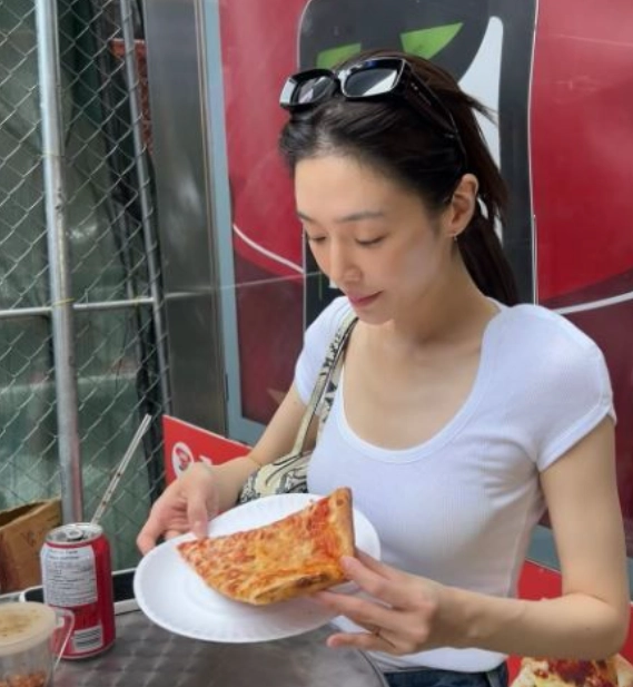 박규영, 뉴욕 피자 한 입에 미소 번진다