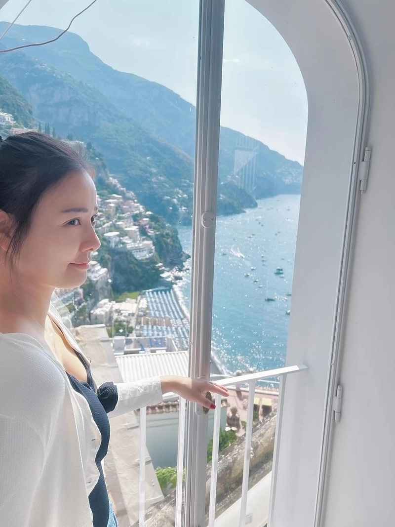 “벌써 추억”…손태영, 지중해 여름→빛으로 스며든 미소 / 배우 손태영 인스타그램