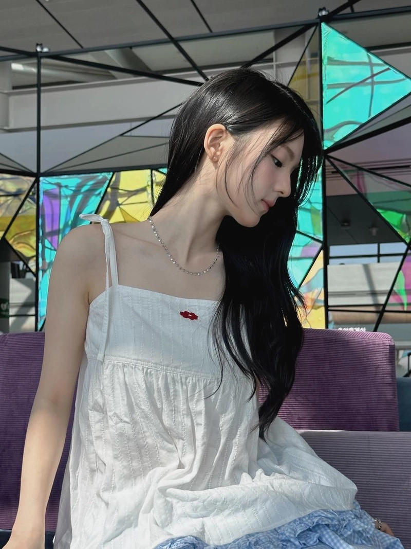 “고양이나 보러갈래”…규빈, 낮은 고요 속 단단한 시선→자유로움 가득한 여름빛 / 가수 규빈 인스타그램