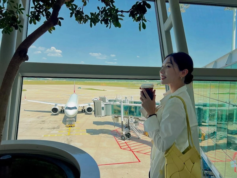 “설렘이 스며든 공항 아침”…정소연, 여름빛 창가→도쿄행 출국 인증 / 걸그룹 라붐 정소연 인스타그램