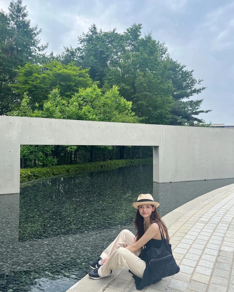 “마음이 고요해지는 순간”…하연수, 여름의 산길서→예술과 휴식의 경계 흐리다 / 배우 하연수 인스타그램