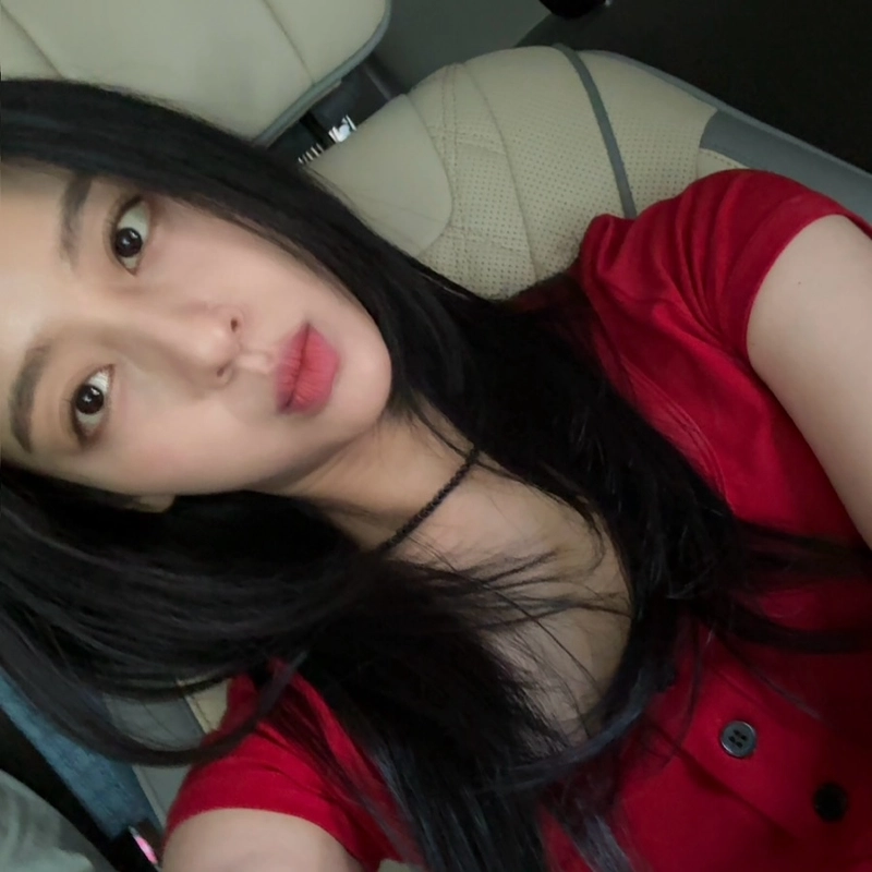 “강렬한 여름 무드”…강민아, 깊은 레드→눈빛 압도 셀카 / 배우 강민아 인스타그램