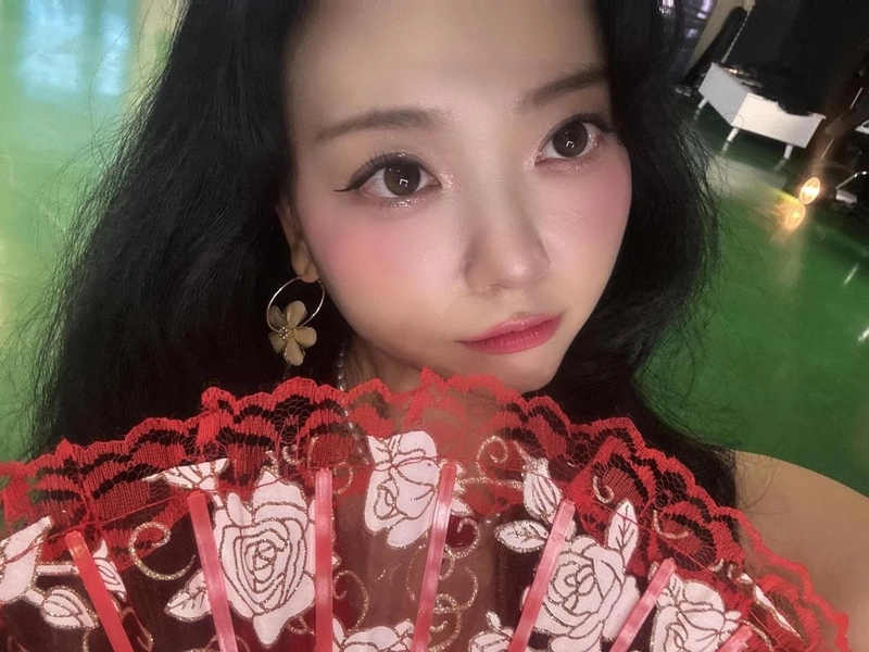 “눈 맞춘 그 순간, 여름의 온기”…요요미, 몽환적 눈빛→붉은 레이스의 설렘 / 가수 요요미 인스타그램