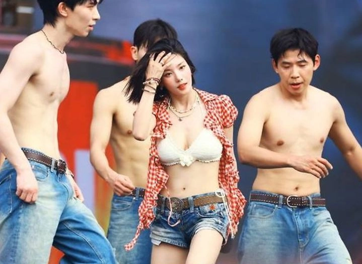 “워터밤 무대 비하인드”…권은비, ‘코스모폴리탄 코리아’서 솔직 고백→화제성 입증