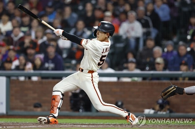“유니폼 판매 전체 17위”…이정후, MLB 커쇼 제치고 팀 내 2위 기록 / 연합뉴스