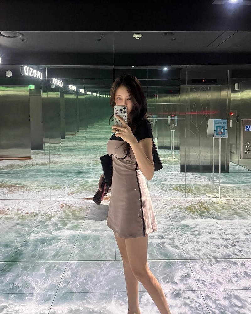 “더워도 할 건 하죠”…효민, 무드 넘치는 여름→거울 앞 일상 포착 / 걸그룹 티아라 효민 인스타그램