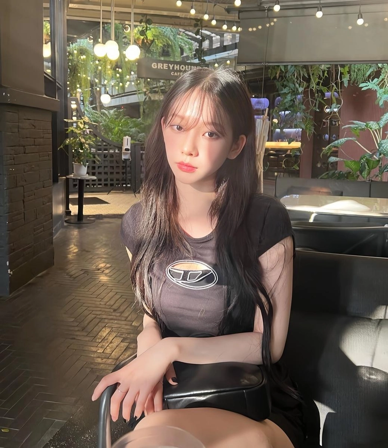 “느리게 내리는 빛”…카리나, 카페 한가운데서→고요한 눈빛의 여름 / 걸그룹 에스파 카리나 인스타그램