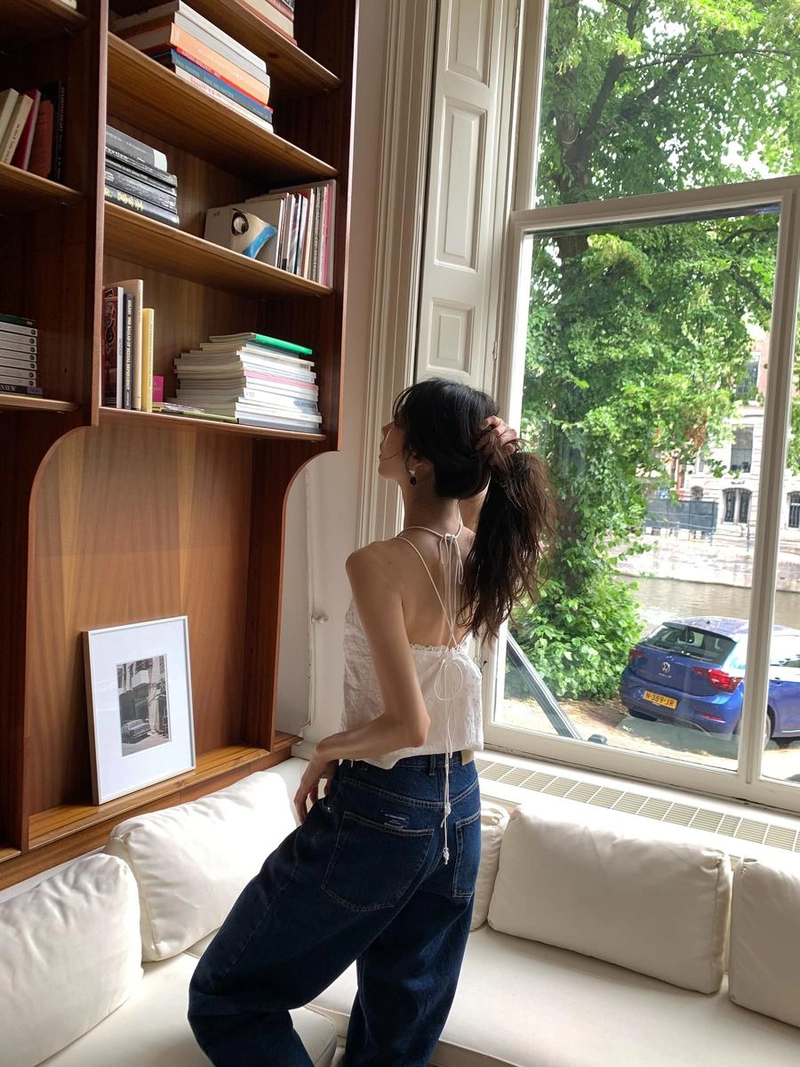 “자유가 머문 날의 기분”…민하, 여름 햇살 맞은 오후→화이트 데님룩 분위기 / 배우 민하 인스타그램