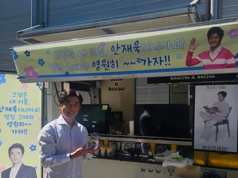 “힘이 솟는 순간”…안재욱, 팬 응원으로 여름 햇살→미소 가득 인증