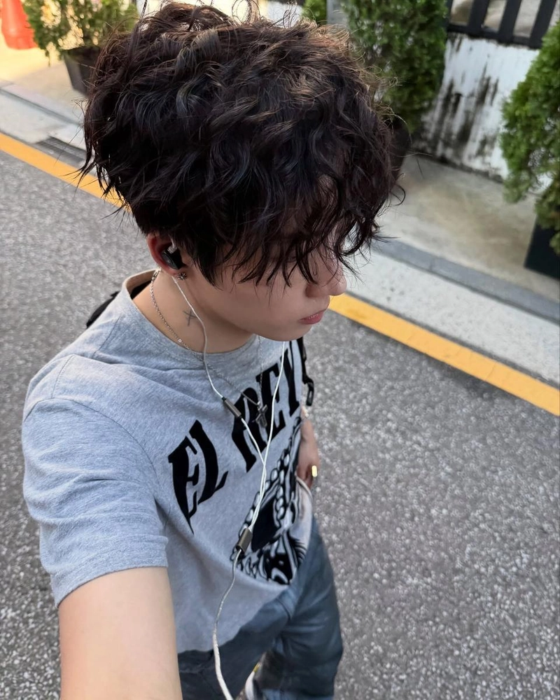 “Keep lovin' keep lovin'”…이건우, 젖은 감성→여름 오후 거리 산책 / 그룹 저스트비 이건우 인스타그램