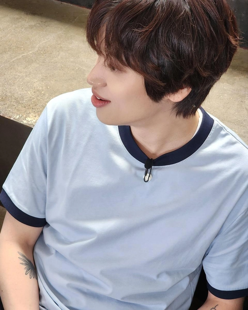 “햇살 머금은 여름 오후”…니엘, 부드러운 시선→청량매력 가득 / 그룹 틴탑 니엘 인스타그램