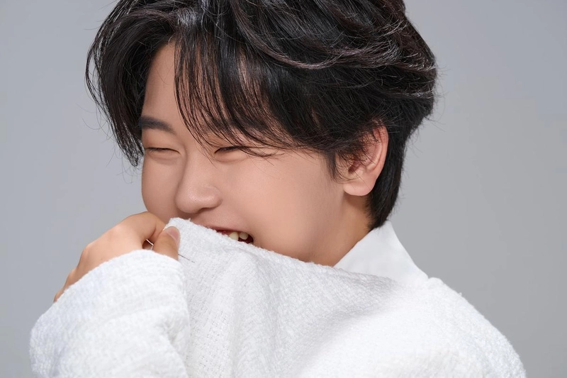 “꿈을 품은 미소”…박성온, 설렘 가득한 오후→청춘의 희망을 포착 / 가수 박성온 인스타그램