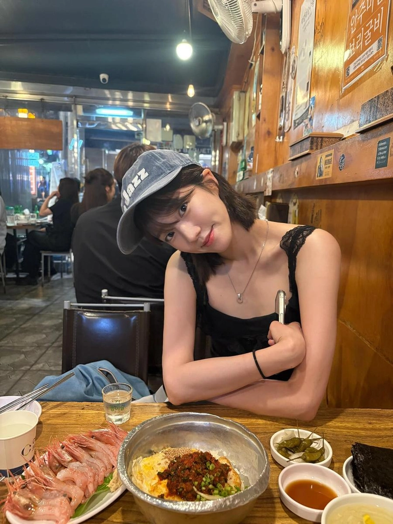 “여름 먹어서 이겨낼게요”…이지원, 싱그러운 미소→도심 속 식탁 위 여유 / 배우 이지원 인스타그램