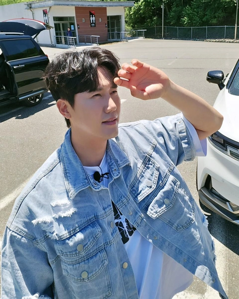“뜨거운.. 안녕...”…신성, 한낮 햇살 아래→여름 청춘의 순간 / 가수 신성 인스타그램