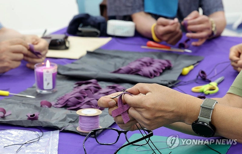 이태원 참사 유가족, '천 개의 목걸이 함께 만들어요'/ 연합뉴스