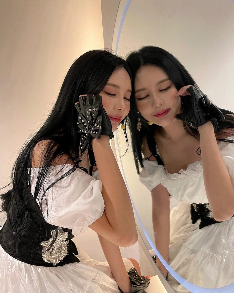 “오늘 네뷸라OST 발매”…티아라 큐리, 거울 앞 청초함→몽환적 여운 / 걸그룹 티아라 큐리 인스타그램