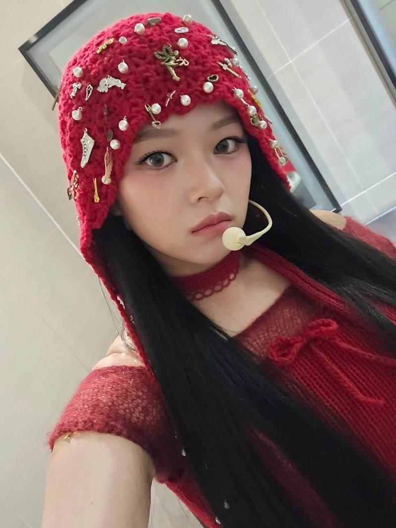 “붉은 실로 그린 오후”…정연, 깊은 응시→여름 감성 폭발 / 걸그룹 트와이스 정연 인스타그램