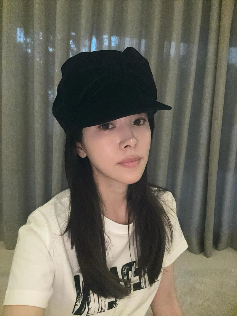 “잔잔한 오후의 단상”…한지민, 블랙 캡과 순수미→여름 저녁의 여운 / 배우 한지민 인스타그램