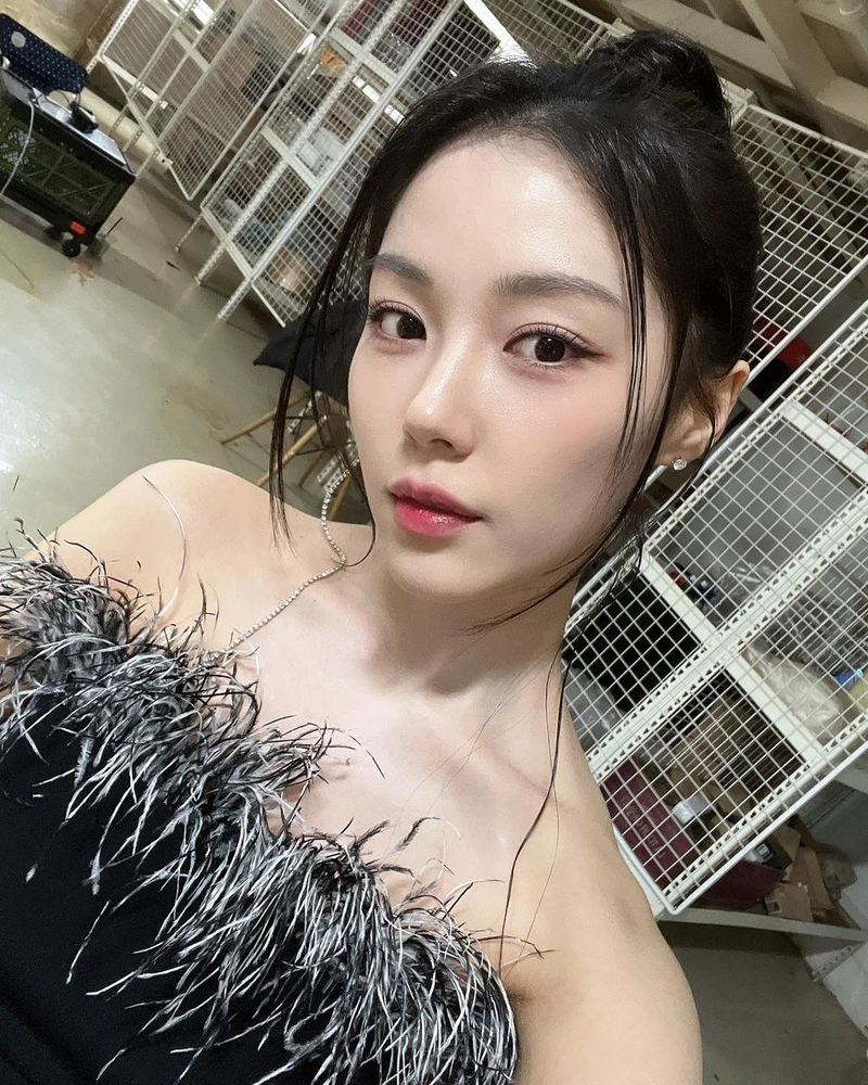 “적막을 뚫고 피어난 눈빛”…박시우, 고요한 무드→몽환적 자태 / 배우 박시우 인스타그램