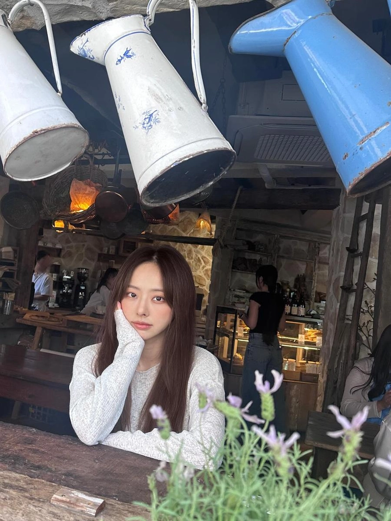 “조용한 오후가 머물렀다”…비비, 여름날 무드→햇살 닮은 청초한 시선 / 걸그룹 루셈블 비비 인스타그램