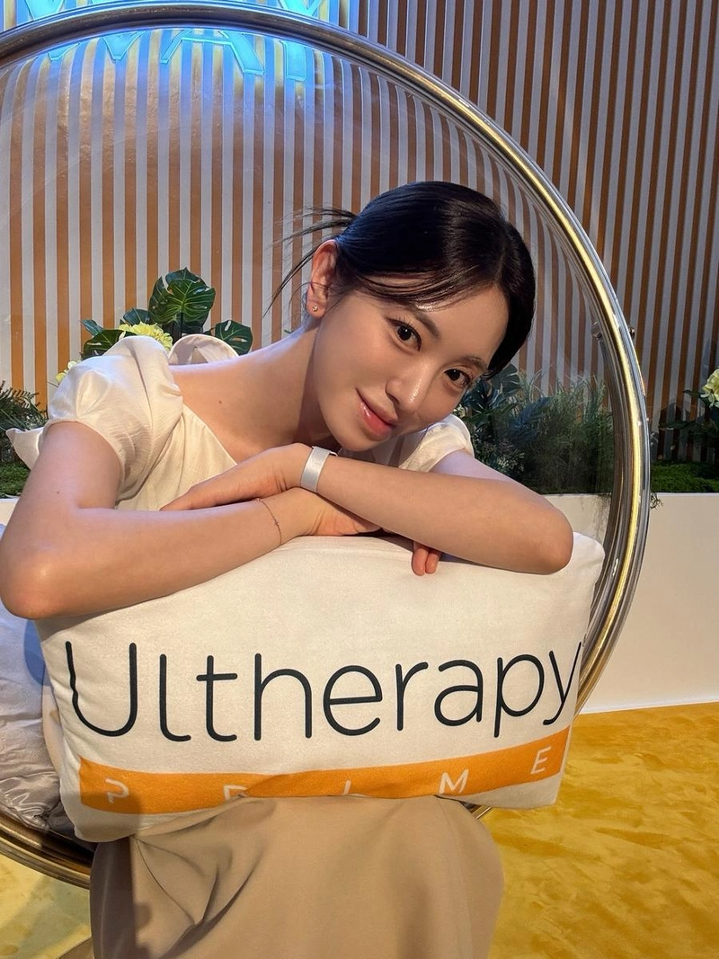 “보다 또렷하게, 보다 섬세하게”…유혜주, 여름 빛 감도는 미소→신제품 체험 일상 / 인플루언서 유혜주 인스타그램