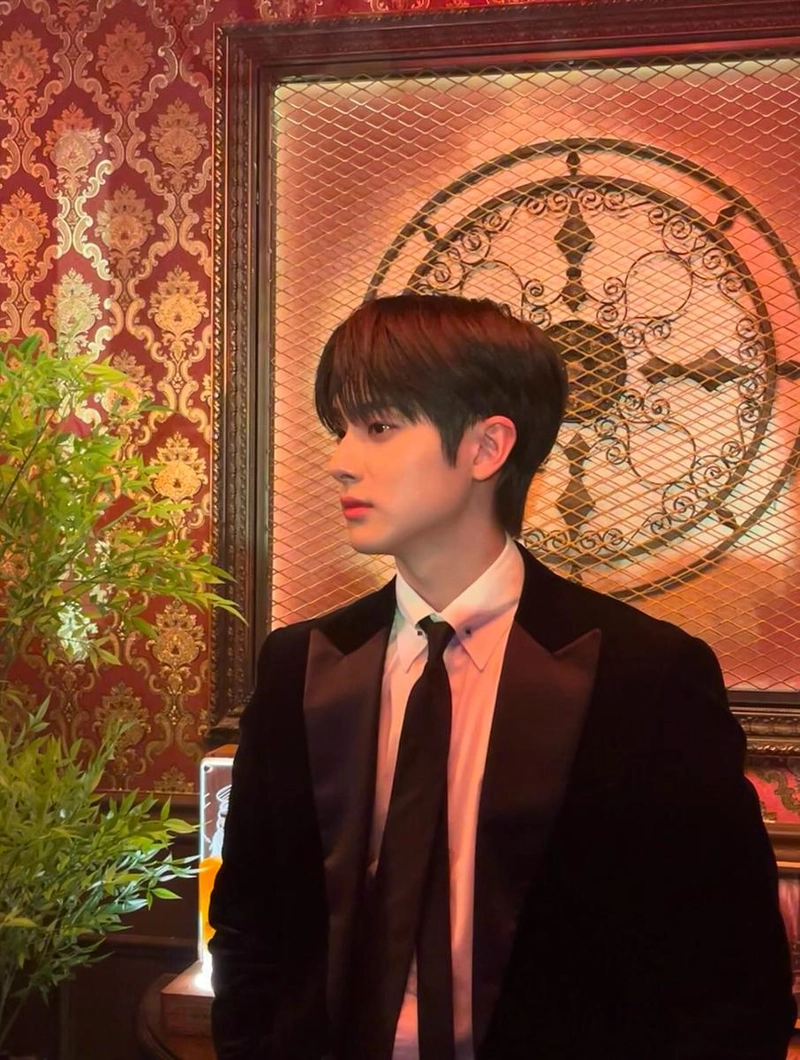 “시간을 멈춘 듯”…김민규, 벨벳 수트로 밤을 압도 / 배우 김민규(2001) 인스타그램