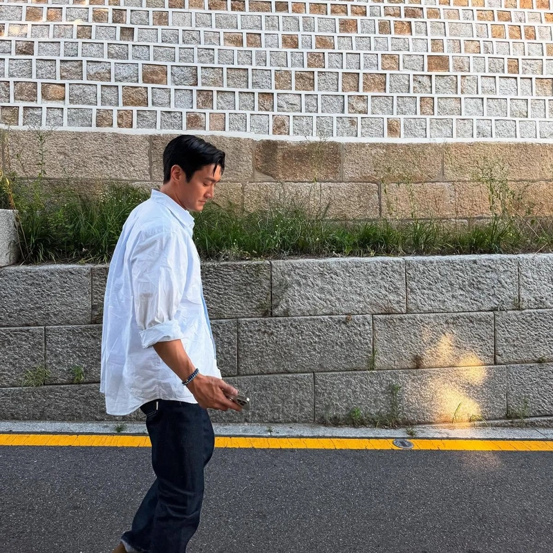 “과거와 현재의 경계를 걷다”…최시원, 무심한 여름 산책→감성 짙은 순간 / 그룹 슈퍼주니어 최시원 인스타그램