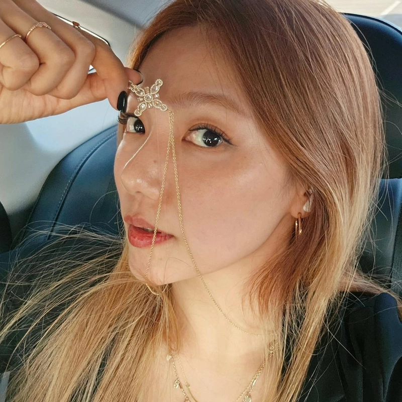 “골드빛 눈맞춤의 한순간”…이채영, 여름의 오후→감각적 분위기 완성 / 배우 이채영 인스타그램