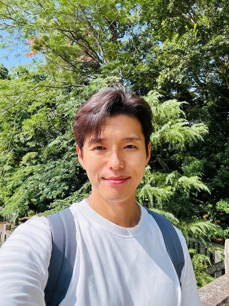 “모두가 안전하길 바랐던 오후”…하준, 푸르른 나무아래→평화 기원 담은 미소 / 배우 하준 인스타그램