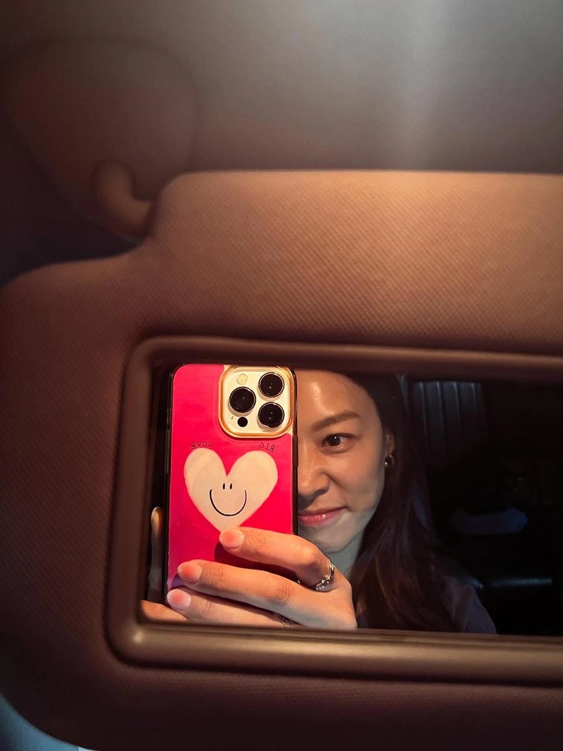 “반쯤 가린 미소”…장신영, 설렘 가득 오후→차 안 거울 셀카 / 배우 장신영 인스타그램