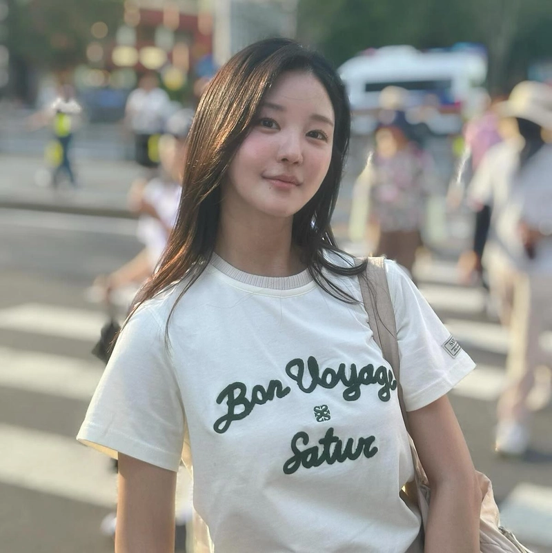 “여름 햇살 머금은 미소”…김수아, 도심 산책→청량 감성 완성 / 하트페어링 출연자 김수아 인스타그램