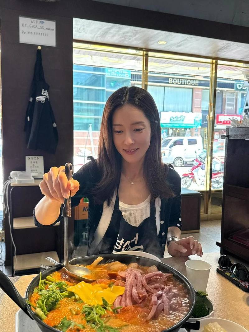 “주말에 뭐 드셨나요”…왕빛나, 부대찌개 앞 미소→따스한 일상 한 조각 / 배우 왕빛나 인스타그램