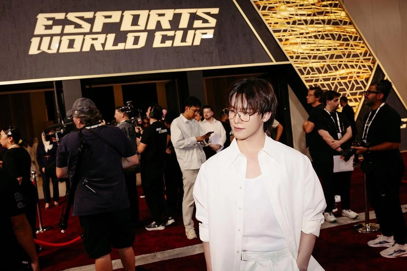 “새로 고른 무대의 설렘”…디노, e스포츠 현장→여름빛 청량한 등장 / 그룹 세븐틴 디노 인스타그램