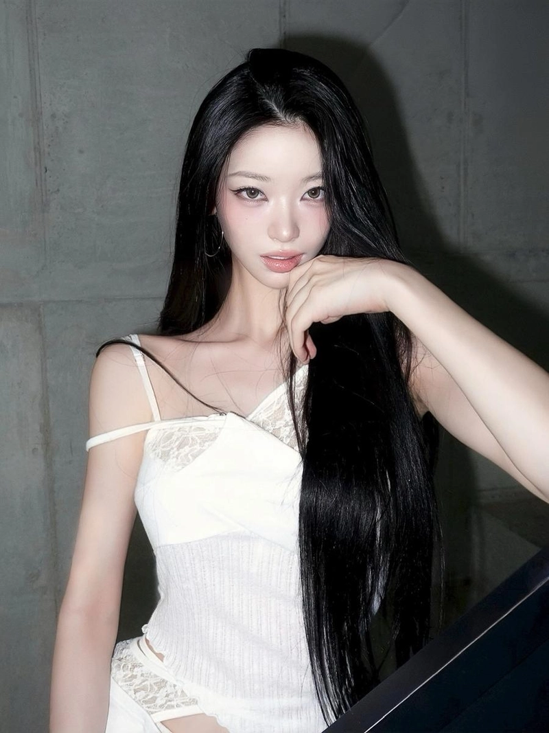 “심연처럼 깊은 눈빛”…임윤서, 도회적 무드→여름 밤을 물들이다 / 모델 임윤서 인스타그램