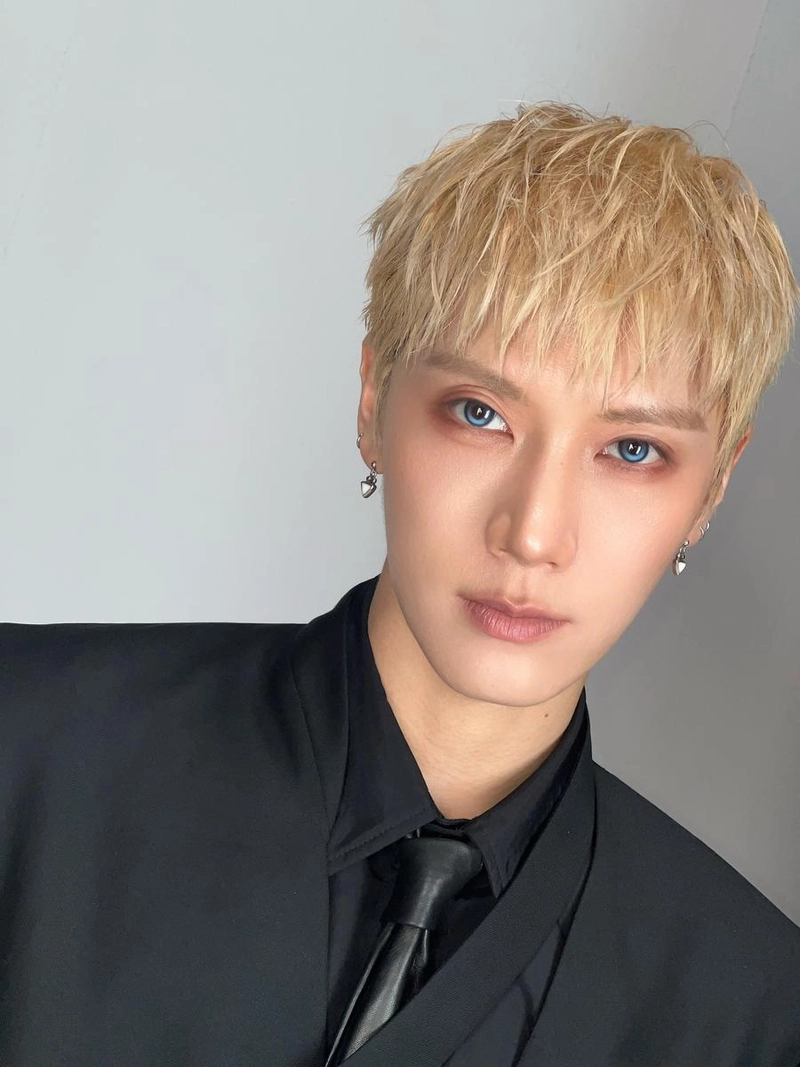 “빛과 어둠 사이”…텐, 시리게 선명한 눈빛→압도적 존재감 / 그룹 NCT 텐 인스타그램