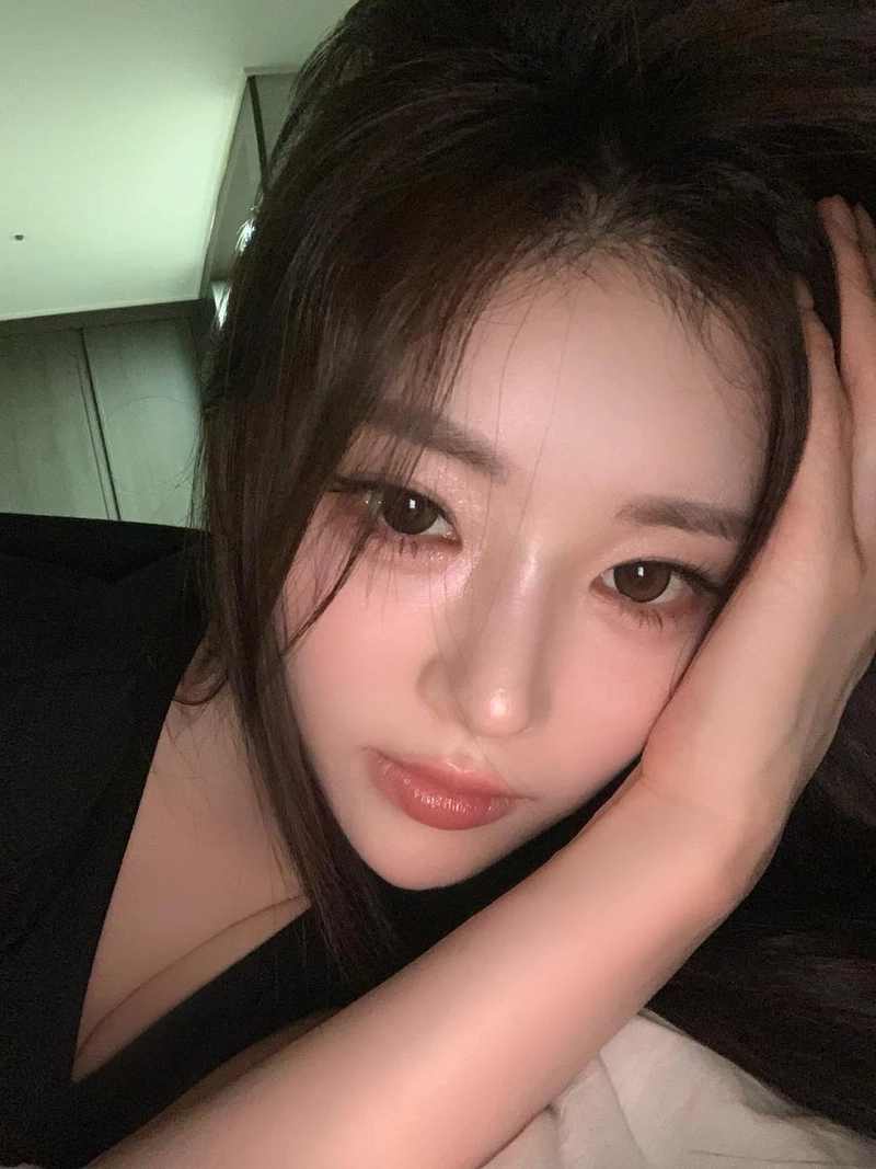 “화려함 속 부드러운 시선”…유혜원, 밤의 고요함→섬세함으로 물들다 / 커플팰리스2 출연자 모델 유혜원 인스타그램
