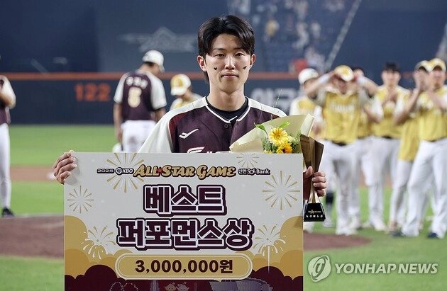 “퍼포먼스상 3년 연속 석권”…전민재, 롯데 소속으로 수상 4타수 2안타 / 연합뉴스