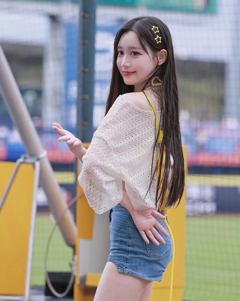 “워터페스티벌이 내 앞머리 가져갔어”…변하율, 한여름 그라운드→청량한 미소 / 치어리더 변하율 인스타그램