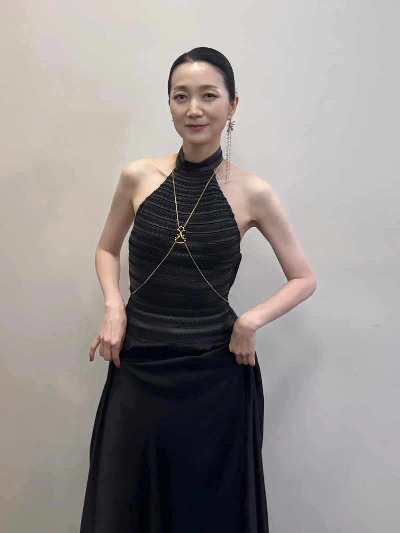 “고요한 자신감이 번졌다”…김주령, 성숙한 시선→흑진주 분위기 완성 / 배우 김주령 인스타그램