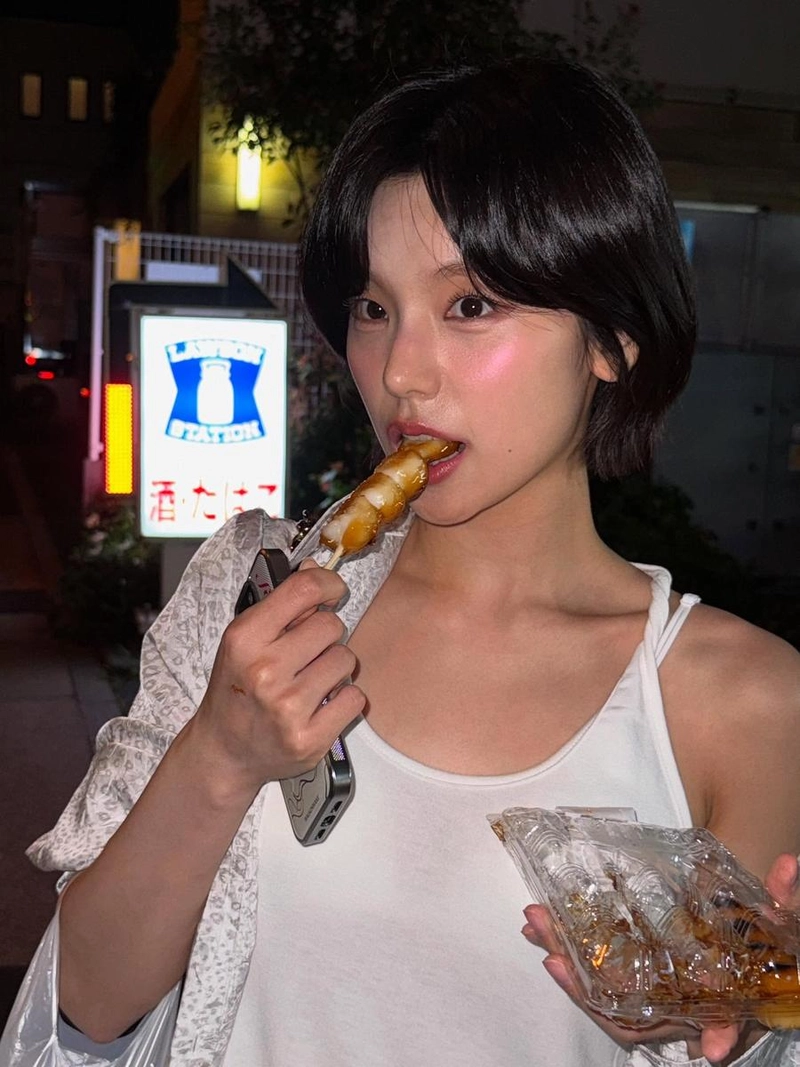 “달콤한 여름밤의 여운”…예지, 반짝이는 눈빛→한입의 설렘 / 걸그룹 있지 예지 인스타그램