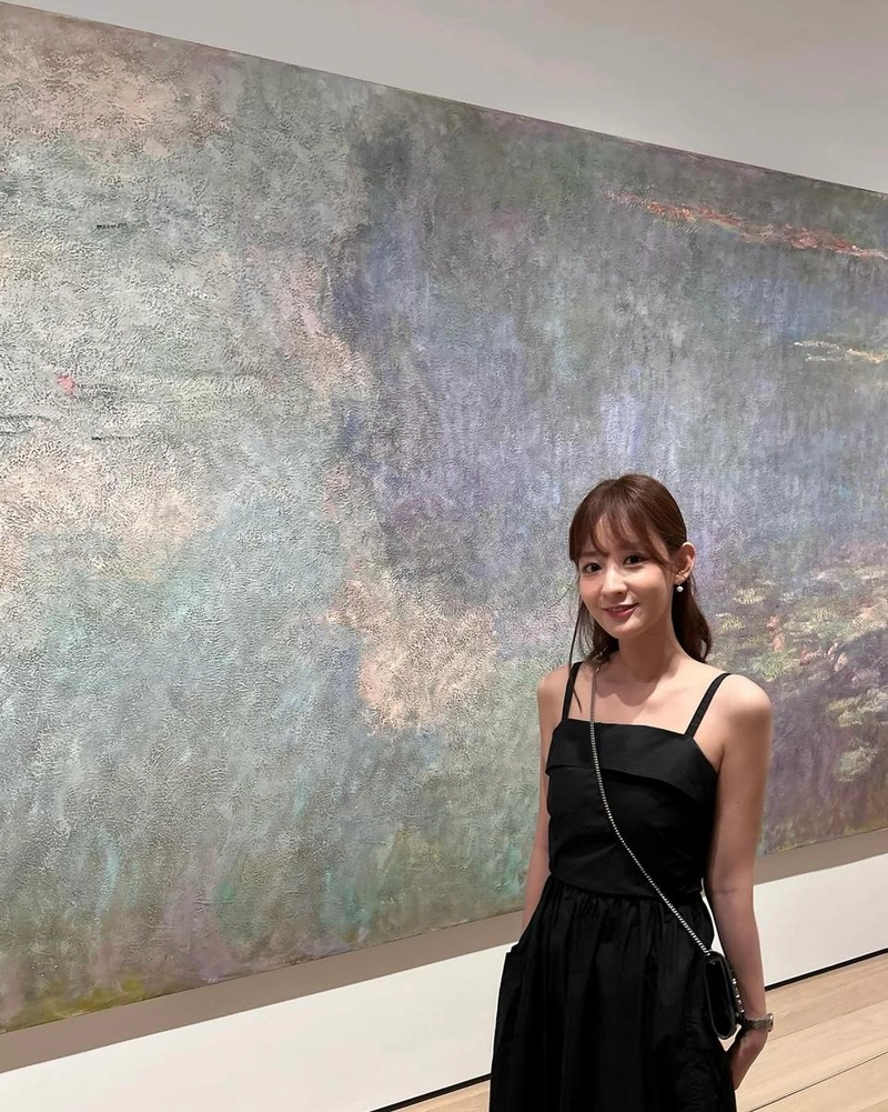 “혼자 여행의 아쉬움마저 빛났다”…박유라, 생기 어린 미소→명화 앞 여름 풍경 / 아나운서 박유라 인스타그램