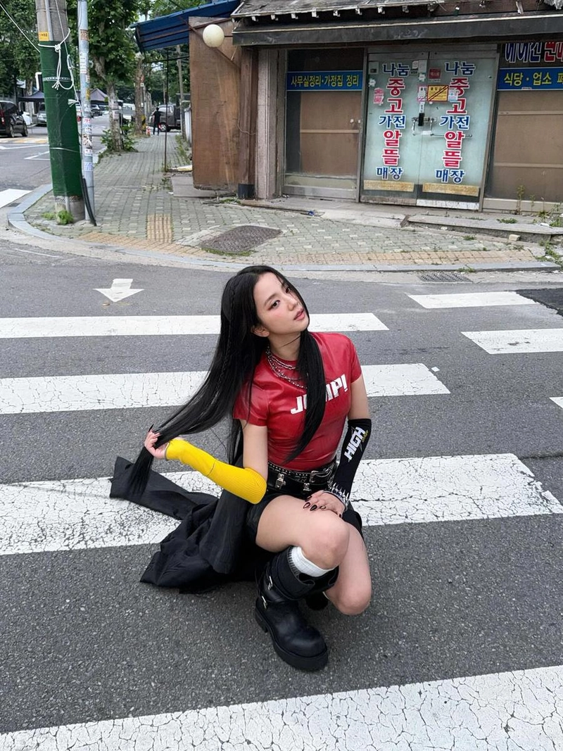 “뛰어”…지수, 도심 속 강렬함→여름 거리 장악 / 블랙핑크 지수 인스타그램