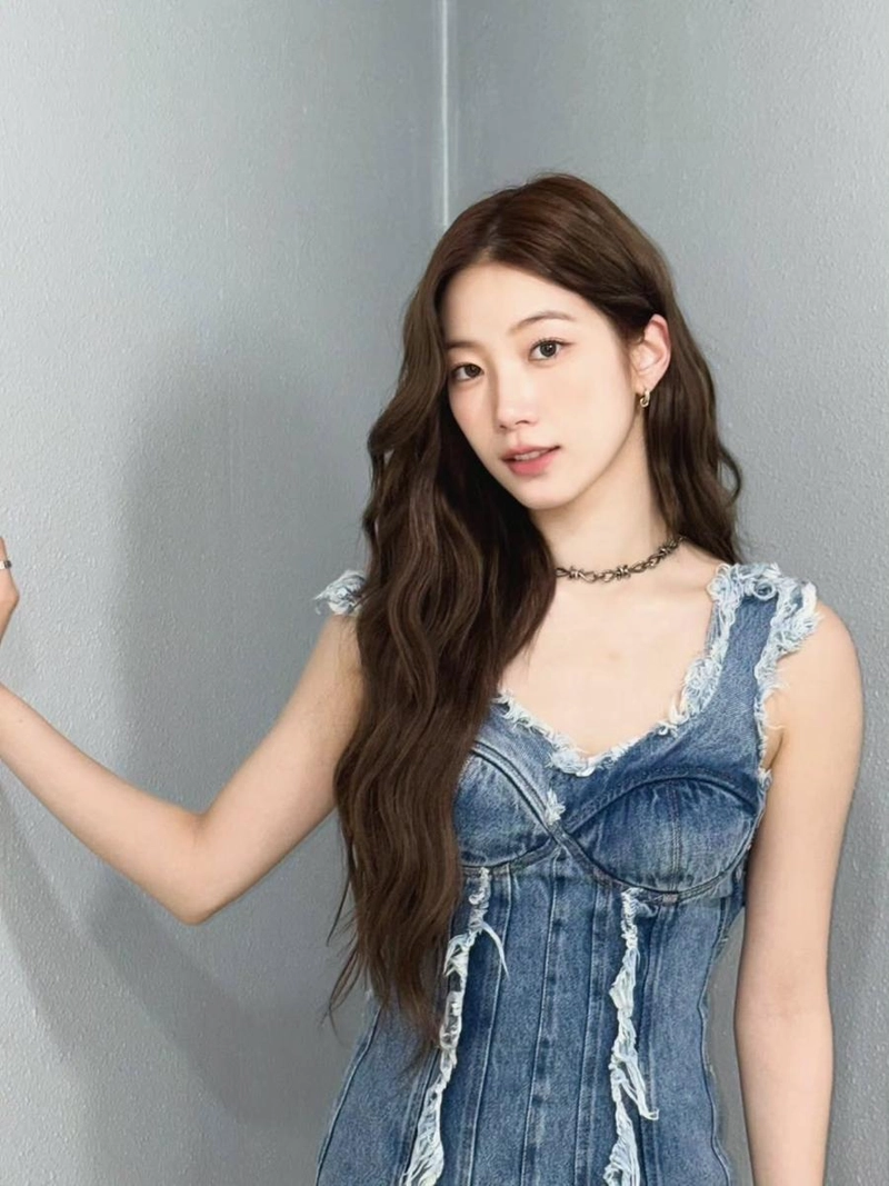 “차분하게 퍼지는 시선”…카즈하, 로우톤 여름→청량 데님 변주 / 걸그룹 르세라핌 카즈하 인스타그램
