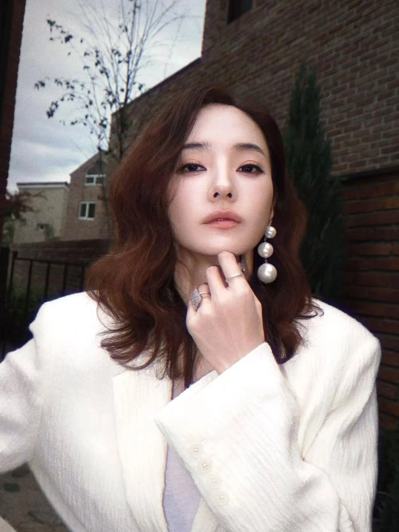 “흐려진 여름 거리 위 시선”…한채영, 순백의 존재감→도회적 카리스마 / 배우 한채영 인스타그램