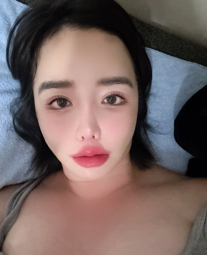 “빛나는 셀카 한 장”…박봄, 누워서 전한 미모의 여운→팬들 뜨거운 환호