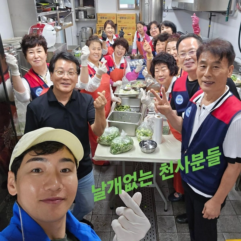 “무대보다 더 뜨거운 순간”…박군, 자원봉사 현장→진심의 손길 / 가수 박군 인스타그램