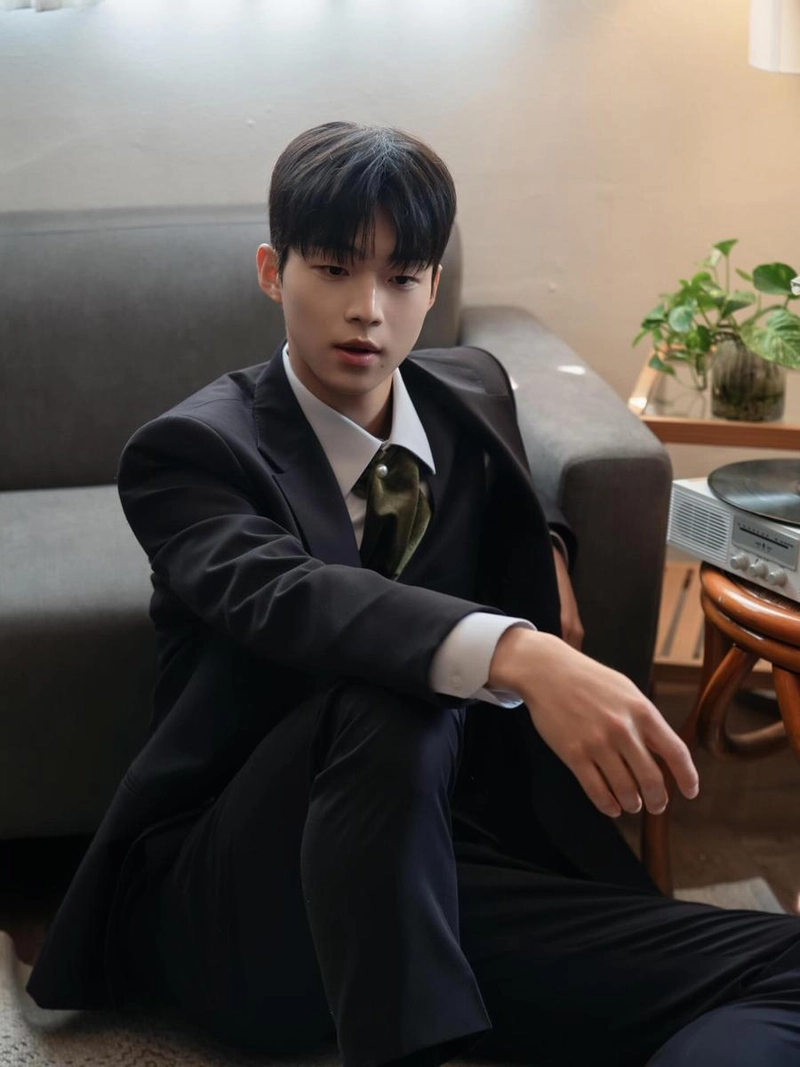 “무심한 시선 너머 고요한 여운”…김강민, 여름 오후→감성적 순간 / 배우 김강민 인스타그램