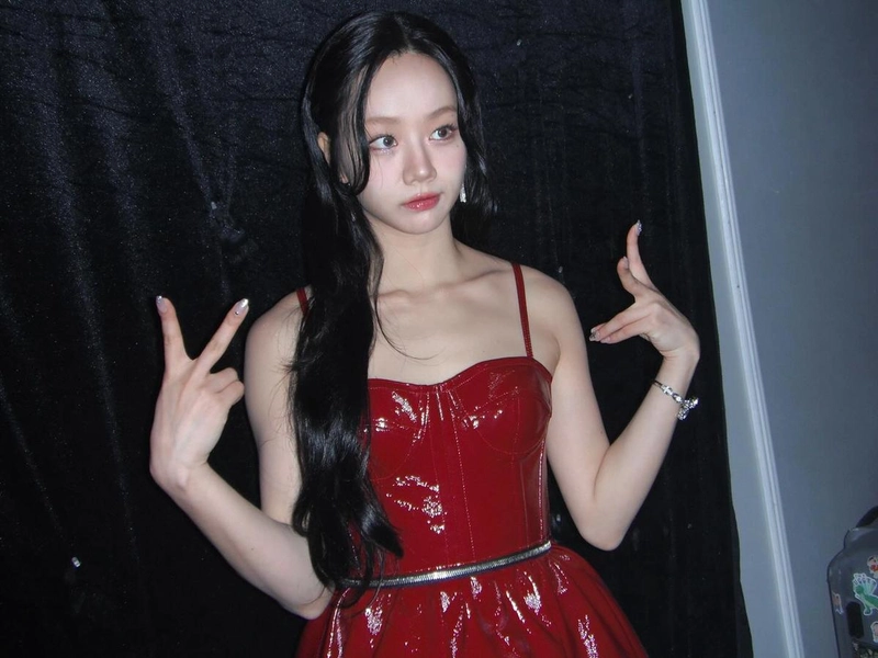 “행복했던 기억 잊지 않을게요”…혜리, 반짝이는 여운→붉은 드레스 자태 / 걸그룹 걸스데이 혜리 인스타그램