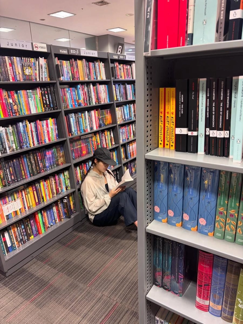 “많이 웃은 날”…이서정, 서점 속 고요→여름날 휴식의 온기 / 걸그룹 위키미키 세이 이서정 인스타그램